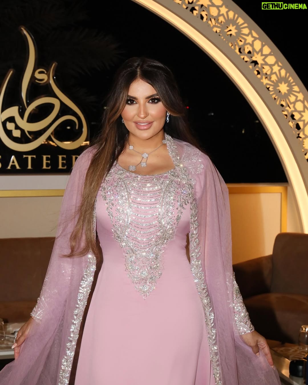 Shatha Hassoun - 3 Likes - Atlantis night 🩷@asateertent
Stylist @ziadalsaleh
Designer @reemaljesmi
Make up @naya_makeupartist
Hair @janty_hairdresser @lilishousesalon @lina_mahmd
📷 @rabee_alsirawan
Thank you @alwannour @asateertent @atlantisthepalm @alielbourji