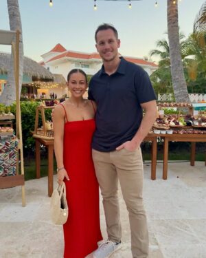 Shawn Johnson Instagram - what a whirlwind the last two weeks have been…so grateful for time with @andrewdeast and the kids! the perfect spring break.

linked all my favorite spring & summer picks that I packed! comment ‘spring,’ and I’ll send them right to you!