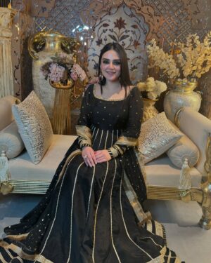 Shazeal Shoukat Instagram - Eid day 3 , in my own design outfit 🖤
Makeup & hair @nooreysmakeupstudio 
Style , fashion, Eid day 3 , love yourself,virtual stylist #shazealshoukat