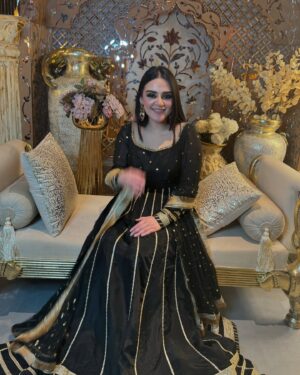 Shazeal Shoukat Instagram - Eid day 3 , in my own design outfit 🖤
Makeup & hair @nooreysmakeupstudio 
Style , fashion, Eid day 3 , love yourself,virtual stylist #shazealshoukat
