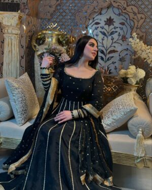 Shazeal Shoukat Instagram - Eid day 3 , in my own design outfit 🖤
Makeup & hair @nooreysmakeupstudio 
Style , fashion, Eid day 3 , love yourself,virtual stylist #shazealshoukat