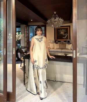Shazia Naz Instagram - Farshi shalwar has more drama than my relatives on Eid 😂

Dressed in regal, traditional and just the right amount of ‘extra’  @ansabjahangirstudio 

Mua @sanabutt54 

.
.
.
.

#shazianazkhan #farshishalwar #eidulfitr2025 #eidglam #eidlook #easternwear #festivewear