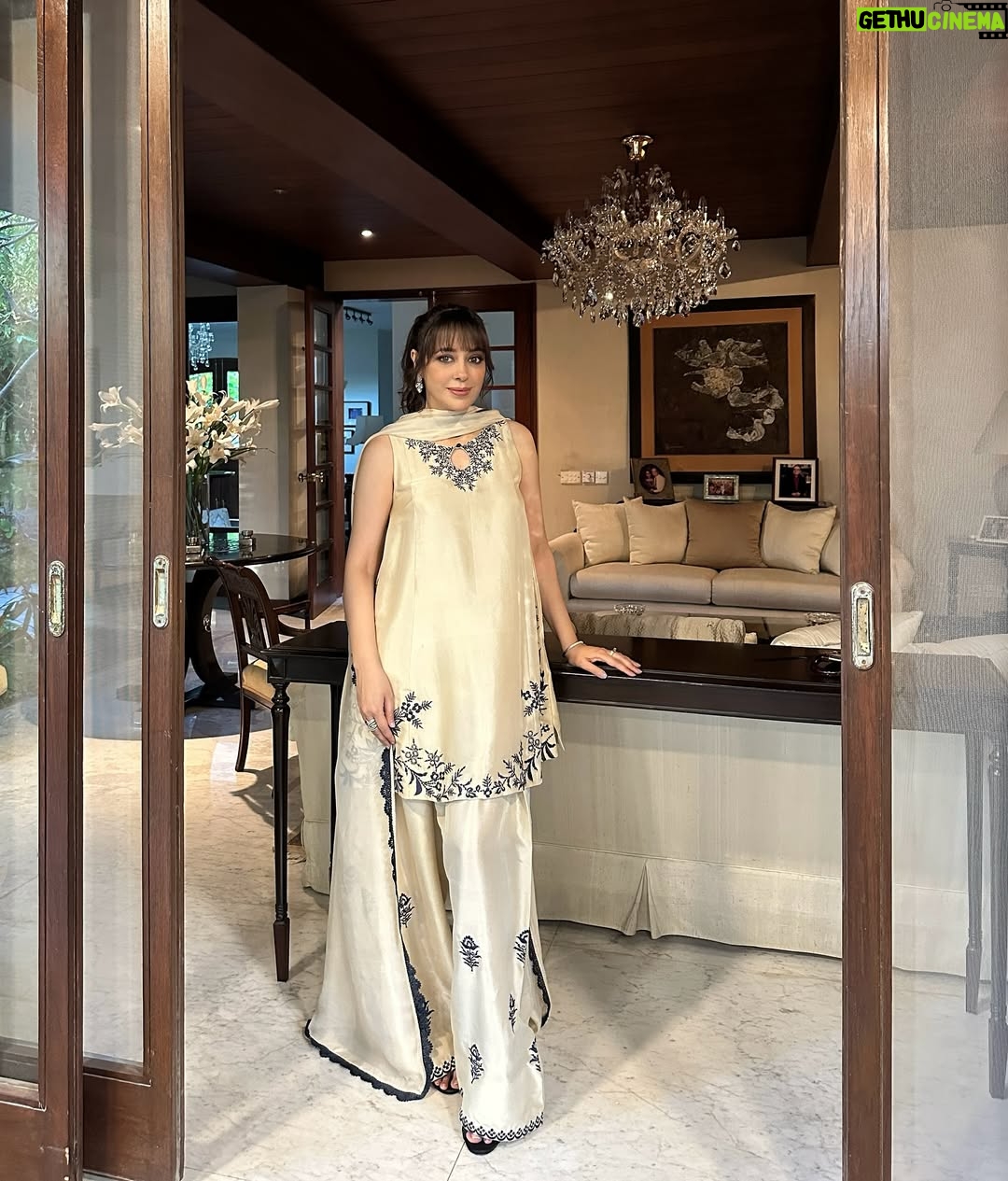 Shazia Naz - 6.7K Likes - Farshi shalwar has more drama than my relatives on Eid 😂
Dressed in regal, traditional and just the right amount of ‘extra’ @ansabjahangirstudio
Mua @sanabutt54
.
.
.
.
#shazianazkhan #farshishalwar #eidulfitr2025 #eidglam #eidlook #easternwear #festivewear