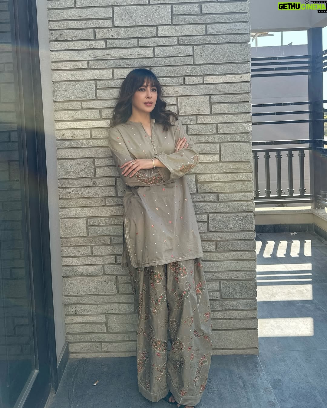 Shazia Naz - 12.1K Likes - A little sun, a little shadow aur yeh farshi shalwar .. swipe to see the real vibe 👉🏻
Mua @sanabutt54
.
.
.
.
.
.
#shazianazkhan #fitcheck #eastern #farshishalwar #sunglow #easternwear