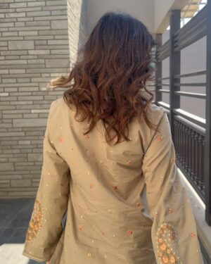 Shazia Naz Instagram - A little sun, a little shadow aur yeh farshi shalwar .. swipe to see the real vibe 👉🏻

Mua @sanabutt54 
.
.
.
.
.
.

#shazianazkhan #fitcheck #eastern #farshishalwar #sunglow #easternwear