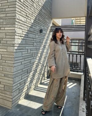 Shazia Naz Instagram - A little sun, a little shadow aur yeh farshi shalwar .. swipe to see the real vibe 👉🏻

Mua @sanabutt54 
.
.
.
.
.
.

#shazianazkhan #fitcheck #eastern #farshishalwar #sunglow #easternwear