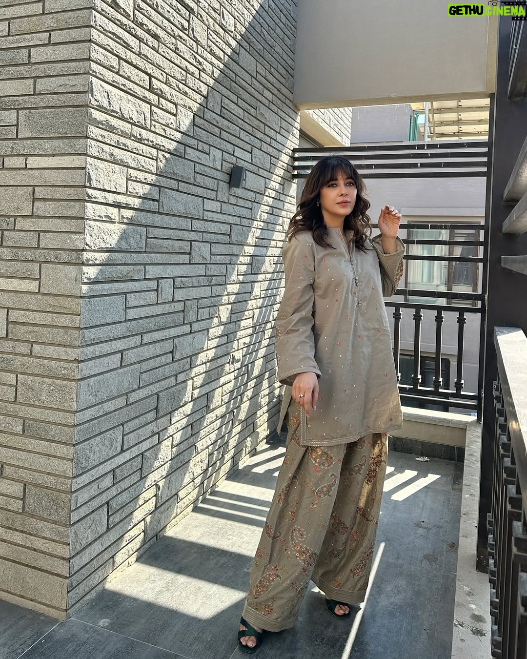Shazia Naz - 12.1K Likes - A little sun, a little shadow aur yeh farshi shalwar .. swipe to see the real vibe 👉🏻
Mua @sanabutt54
.
.
.
.
.
.
#shazianazkhan #fitcheck #eastern #farshishalwar #sunglow #easternwear