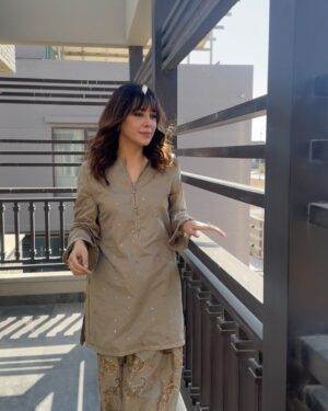 Shazia Naz Instagram - A little sun, a little shadow aur yeh farshi shalwar .. swipe to see the real vibe 👉🏻

Mua @sanabutt54 
.
.
.
.
.
.

#shazianazkhan #fitcheck #eastern #farshishalwar #sunglow #easternwear