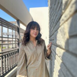 Shazia Naz Instagram - A little sun, a little shadow aur yeh farshi shalwar .. swipe to see the real vibe 👉🏻

Mua @sanabutt54 
.
.
.
.
.
.

#shazianazkhan #fitcheck #eastern #farshishalwar #sunglow #easternwear