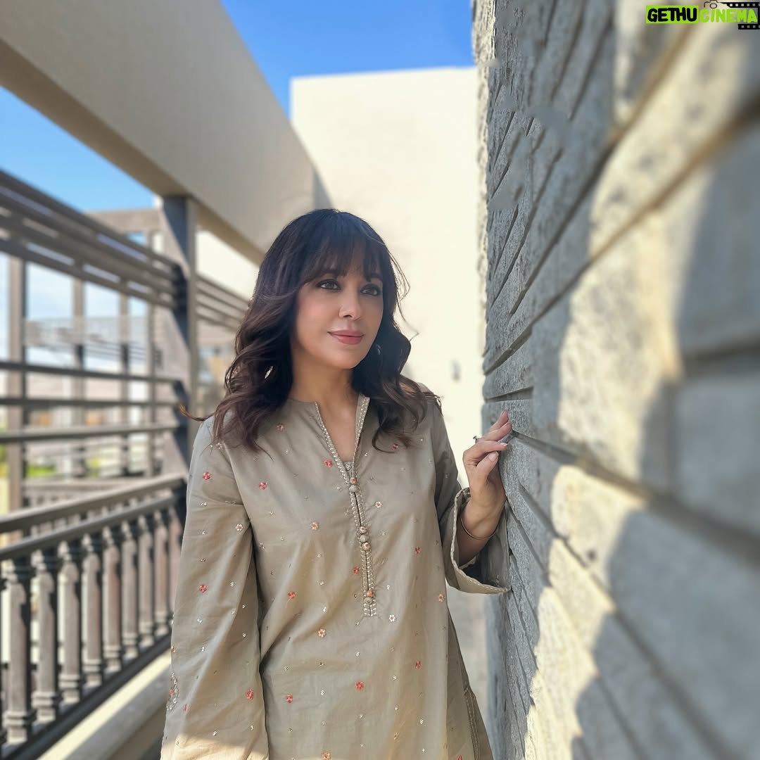 Shazia Naz - 12.1K Likes - A little sun, a little shadow aur yeh farshi shalwar .. swipe to see the real vibe 👉🏻
Mua @sanabutt54
.
.
.
.
.
.
#shazianazkhan #fitcheck #eastern #farshishalwar #sunglow #easternwear