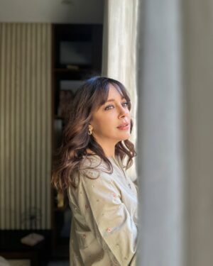 Shazia Naz Instagram - A little sun, a little shadow aur yeh farshi shalwar .. swipe to see the real vibe 👉🏻

Mua @sanabutt54 
.
.
.
.
.
.

#shazianazkhan #fitcheck #eastern #farshishalwar #sunglow #easternwear