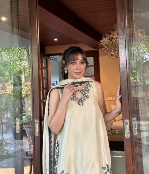 Shazia Naz Instagram - Farshi shalwar has more drama than my relatives on Eid 😂

Dressed in regal, traditional and just the right amount of ‘extra’  @ansabjahangirstudio 

Mua @sanabutt54 

.
.
.
.

#shazianazkhan #farshishalwar #eidulfitr2025 #eidglam #eidlook #easternwear #festivewear