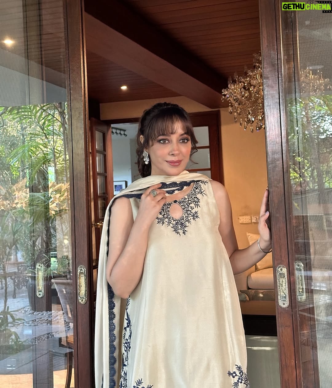 Shazia Naz - 6.7K Likes - Farshi shalwar has more drama than my relatives on Eid 😂
Dressed in regal, traditional and just the right amount of ‘extra’ @ansabjahangirstudio
Mua @sanabutt54
.
.
.
.
#shazianazkhan #farshishalwar #eidulfitr2025 #eidglam #eidlook #easternwear #festivewear