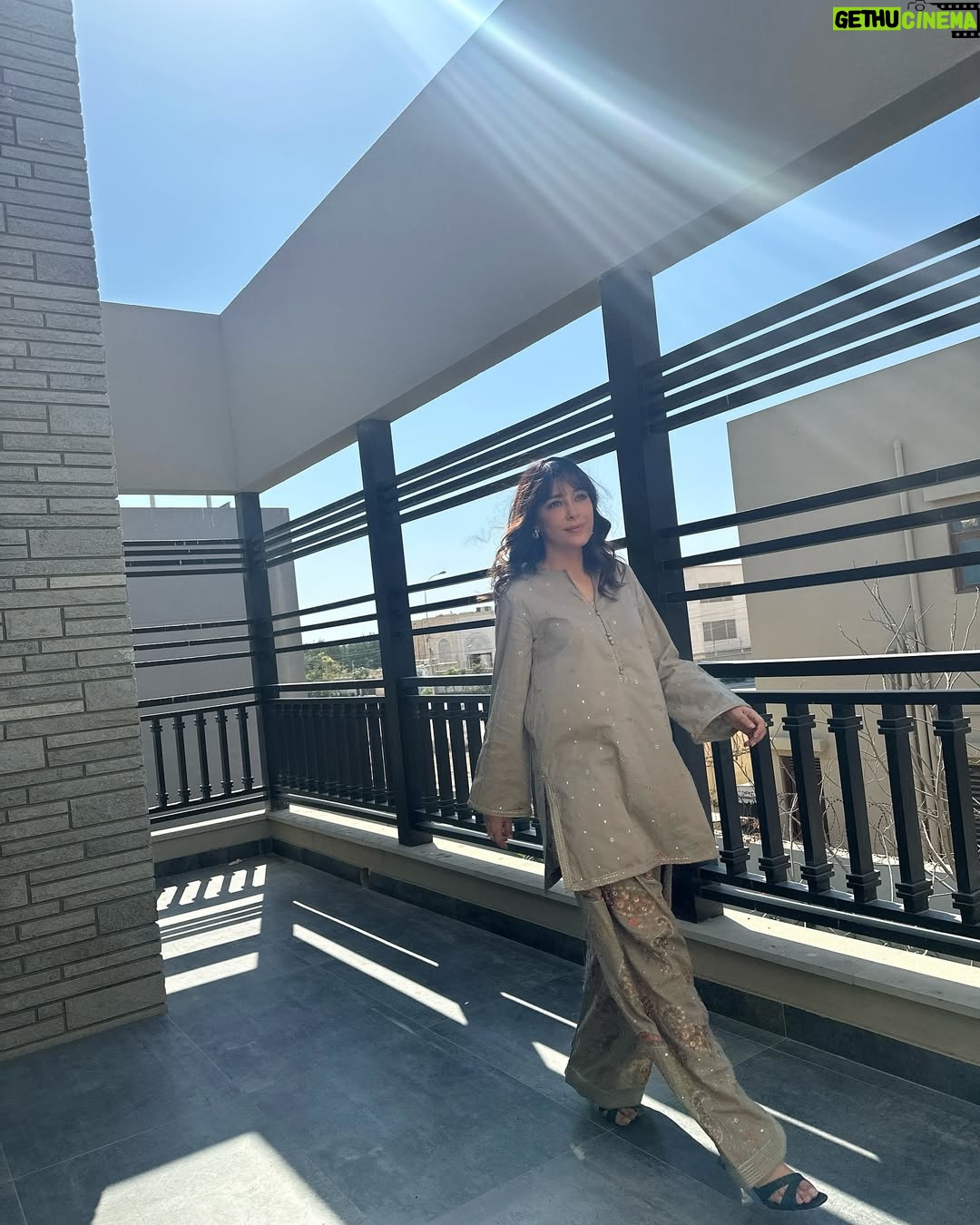 Shazia Naz - 12.1K Likes - A little sun, a little shadow aur yeh farshi shalwar .. swipe to see the real vibe 👉🏻
Mua @sanabutt54
.
.
.
.
.
.
#shazianazkhan #fitcheck #eastern #farshishalwar #sunglow #easternwear