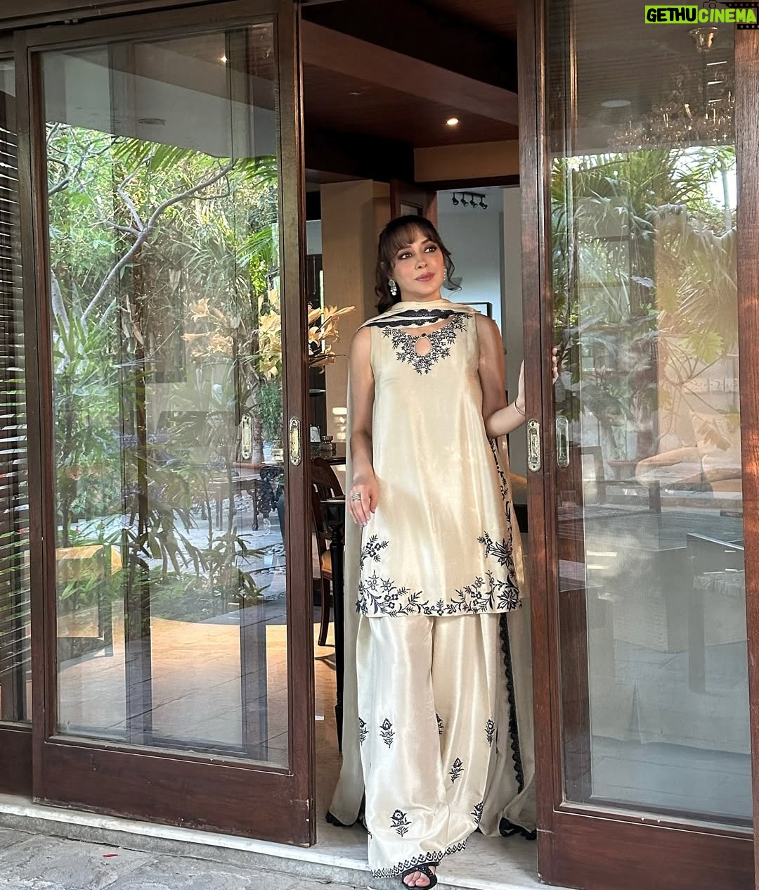Shazia Naz - 6.7K Likes - Farshi shalwar has more drama than my relatives on Eid 😂
Dressed in regal, traditional and just the right amount of ‘extra’ @ansabjahangirstudio
Mua @sanabutt54
.
.
.
.
#shazianazkhan #farshishalwar #eidulfitr2025 #eidglam #eidlook #easternwear #festivewear