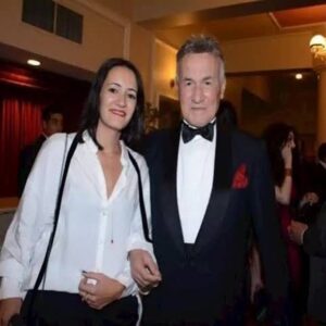 Sherihan Instagram - "هو" حكاية .. حكاية طويلة جميلة في عمري .. حكاية طيبة فضلت تغزل نفسها بنفسها .. "هو"  #عزت_ابو_عوف !! ! !! من أوائل البشر الذين وعيت عليهم في بيتي ودنيتي .. ولدت وجدته في بيتنا .. إبناً أصيلاً لهذا البيت بعمارة ليبون بالزمالك .. أخاً و صديقاً وزميلاً لأخي عمر وأختي الكبيرة جيهان خورشيد، إبناً مقرباً جداً لقلب أمي .. أخاً شقيقاً لزوجة أخي الأخيرة "مها" .. كنت أعتبره أخي الكبير و إبني الصغير!! .. زوجته فاطمية هي سيدة من أنقى نساء العالم كانت صديقتي وحبيبتي وتوأم روحي، إبنته المخرجة الجميلة والرائعة #مريم_أبو_عوف إبنتي وحبيبتي وصديقتي كانت وهي صغيرة لا تذهب إلى إمتحاناتها المدرسية إلا وأنا معها، شقيقاته منى ومها ومرفت ومنال حبيباتي .... آسرتي وطفولتي وشبابي ونضوجي وسعادتي وكثير من آلمي وذكراياتي ونجاحاتي كان شاهداً أصيلاً عليها .. صديقاً صادقاً أمين، عزت كان إنسان إنسان و فنان فنان .. محترم خلوق طيب وموهوب .. والحقيقة تاه كل الكلام .. مافيش كلام..... .
