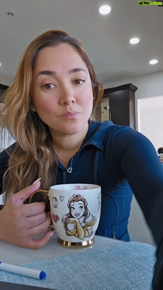 Sherlyn - 24.9K Likes - No te aferres a mantener cerca a amigos que tenían fecha de caducidad...