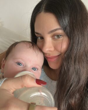 Sheryl Rubio Instagram - Feliz 4 meses al amor de mi vida en esta vida y en todas las demás, a mi  1 por siempre. 💗 ¡ser tu mami es lo más delicioso que me ha pasado! Mi bebé feliz te amo mucho 😭