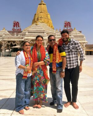 Shilpa Shirodkar Instagram - Truly blessed to have visited the #AmbajiMataShaktiPeeth temple in Gujarat. ❤️ 
It was a beautiful feeling, full of positivity and divinity. #Jatadhara is a film that’s truly special and an experience that I will cherish forever! ✨🙏🏻
.
#ShilpaShirodkar