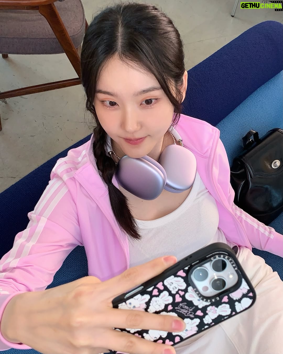 Shim So-young - 8.2K Likes - 나 핑크 별로 안 좋아해~~ (핑크 옷 입고 핑크 식당 찾아가서 핑크 음식 먹으며😌🎀🌸💓🌷)
