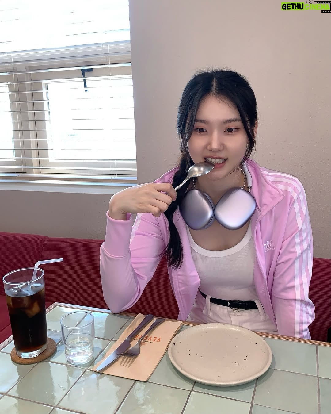 Shim So-young - 8.2K Likes - 나 핑크 별로 안 좋아해~~ (핑크 옷 입고 핑크 식당 찾아가서 핑크 음식 먹으며😌🎀🌸💓🌷)