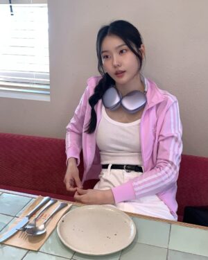Shim So-young Instagram - 나 핑크 별로 안 좋아해~~ (핑크 옷 입고 핑크 식당 찾아가서 핑크 음식 먹으며😌🎀🌸💓🌷)
