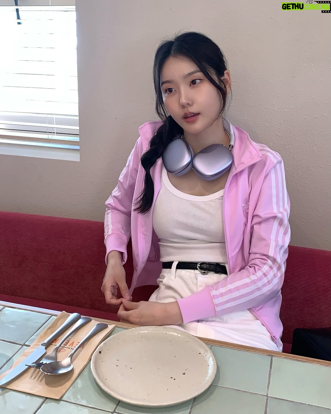 Shim So-young - 8.2K Likes - 나 핑크 별로 안 좋아해~~ (핑크 옷 입고 핑크 식당 찾아가서 핑크 음식 먹으며😌🎀🌸💓🌷)