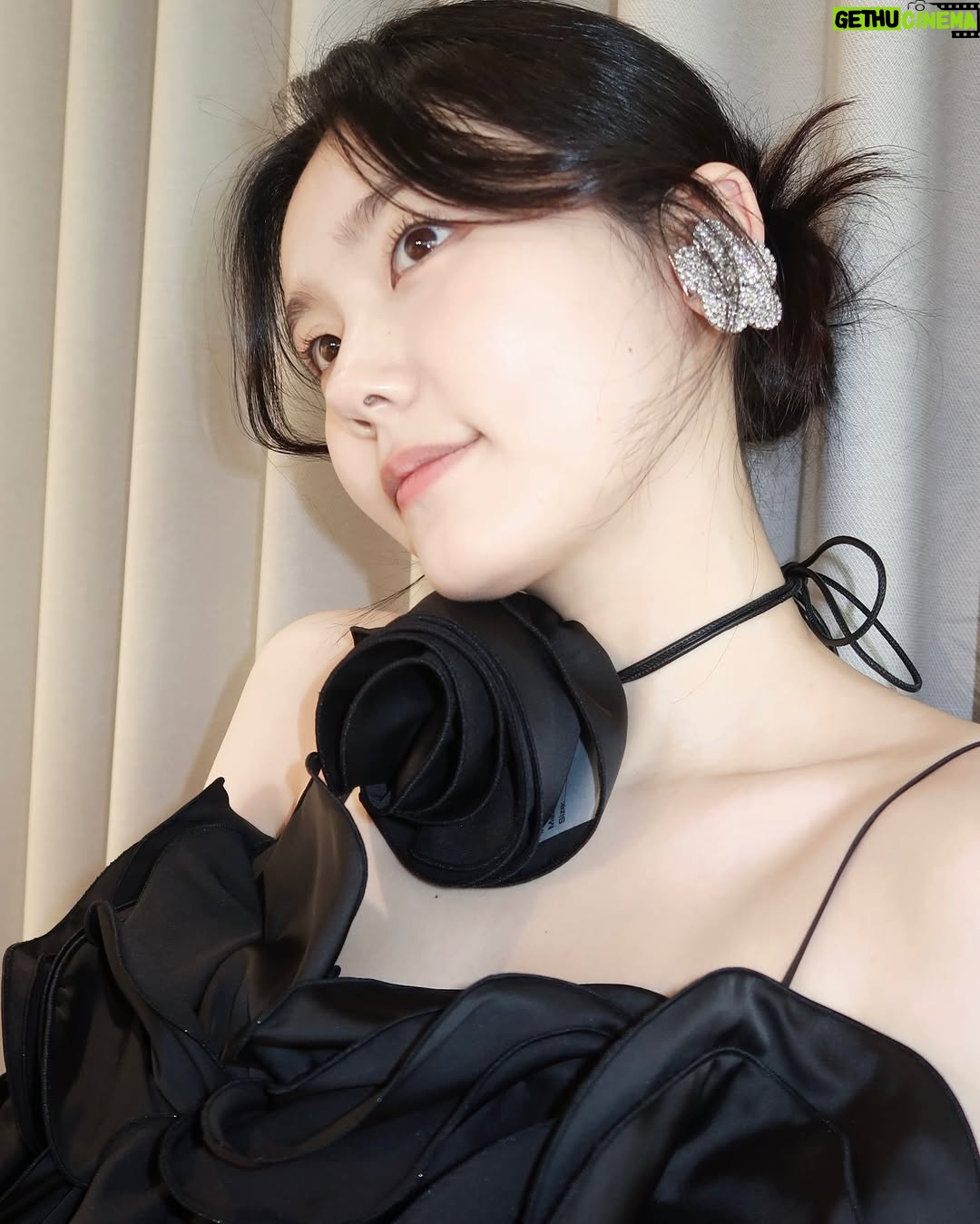 Shim So-young - 9.8K Likes - 카메라랑 친해지는 중이라 빛 조절 실패했지만 옷이 다했네 😌 제가 입은 건 내일 론칭하는
@hm x @magdabutrym 컬렉션🥀