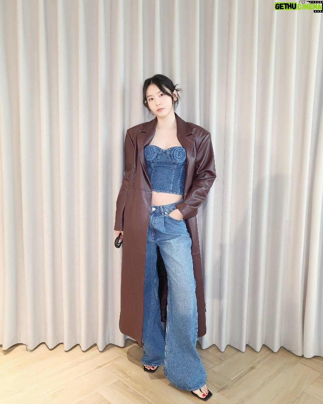 Shim So-young - 9.8K Likes - 카메라랑 친해지는 중이라 빛 조절 실패했지만 옷이 다했네 😌 제가 입은 건 내일 론칭하는
@hm x @magdabutrym 컬렉션🥀