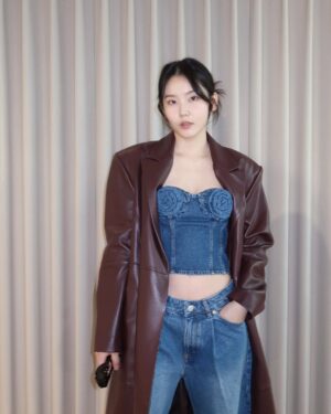 Shim So-young Instagram - 카메라랑 친해지는 중이라 빛 조절 실패했지만 옷이 다했네 😌 제가 입은 건 내일 론칭하는 
@hm x @magdabutrym 컬렉션🥀