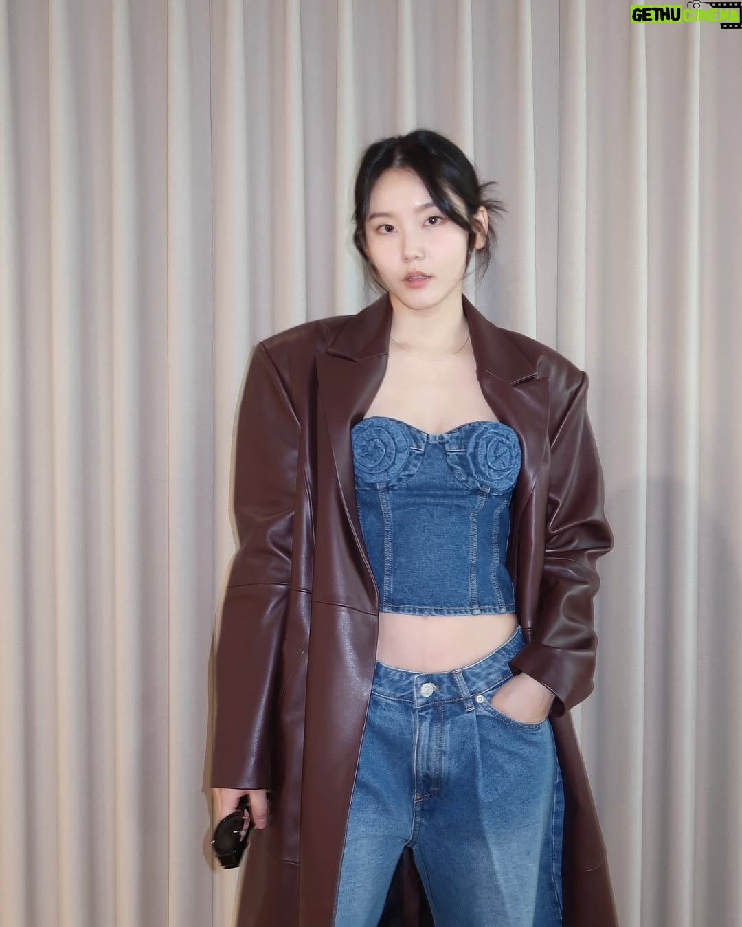 Shim So-young - 9.8K Likes - 카메라랑 친해지는 중이라 빛 조절 실패했지만 옷이 다했네 😌 제가 입은 건 내일 론칭하는
@hm x @magdabutrym 컬렉션🥀