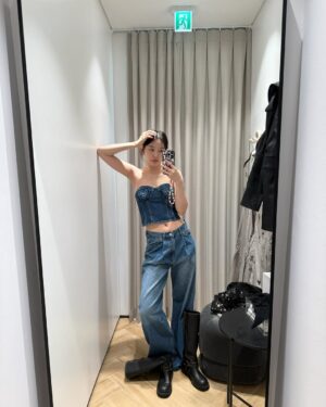 Shim So-young Instagram - 카메라랑 친해지는 중이라 빛 조절 실패했지만 옷이 다했네 😌 제가 입은 건 내일 론칭하는 
@hm x @magdabutrym 컬렉션🥀