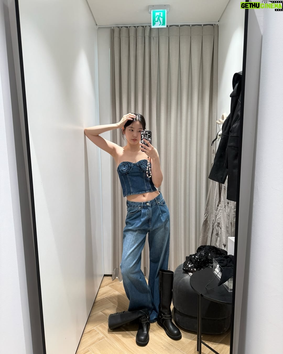 Shim So-young - 9.8K Likes - 카메라랑 친해지는 중이라 빛 조절 실패했지만 옷이 다했네 😌 제가 입은 건 내일 론칭하는
@hm x @magdabutrym 컬렉션🥀