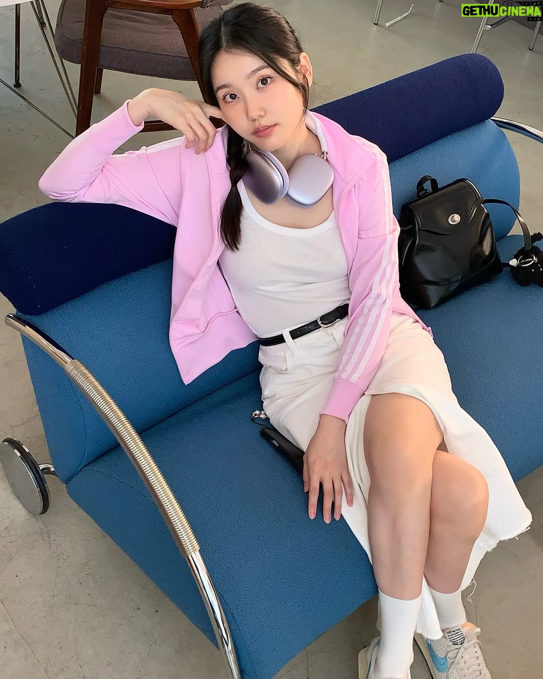 Shim So-young - 8.2K Likes - 나 핑크 별로 안 좋아해~~ (핑크 옷 입고 핑크 식당 찾아가서 핑크 음식 먹으며😌🎀🌸💓🌷)