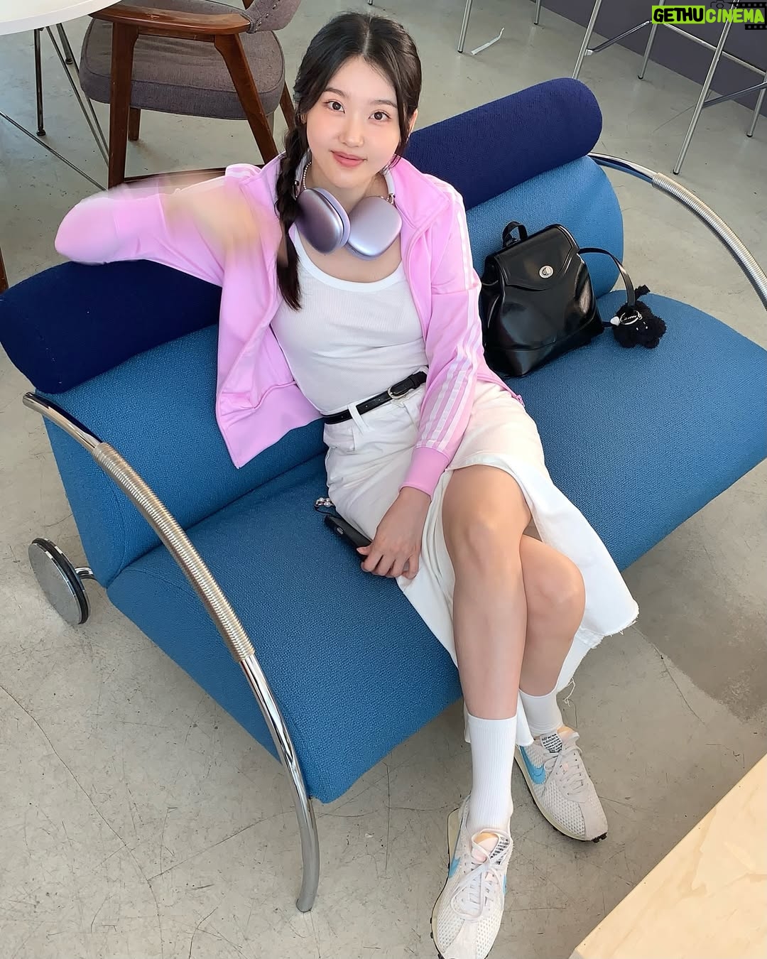Shim So-young - 8.2K Likes - 나 핑크 별로 안 좋아해~~ (핑크 옷 입고 핑크 식당 찾아가서 핑크 음식 먹으며😌🎀🌸💓🌷)