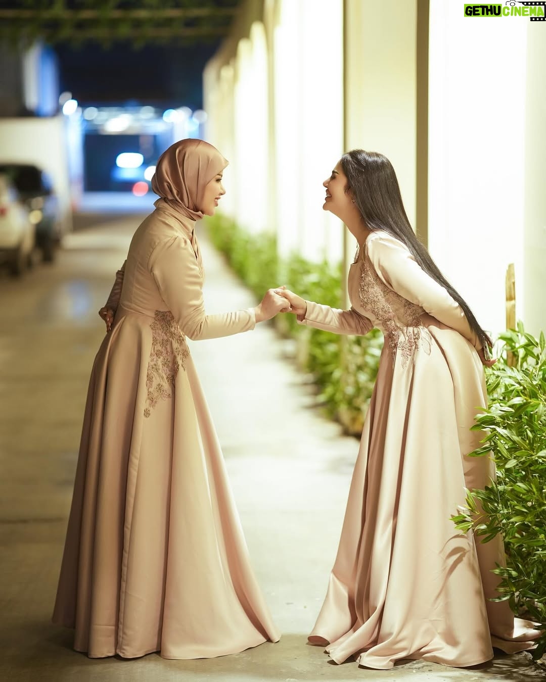Shimaa Qasim - 290K Likes - شنو رأيكم اليوم بأطلالة زوز ونوشي 🦋💕🦌
.
dress: @sarah_lameer 👗
Make up: @makeup.dania.338 💄
Photo: @66nnv📸
