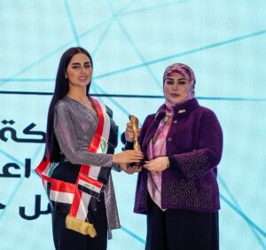 Shimaa Qasim Instagram - الحمدلله 💋شكرا الكل شخص ساندني ودعمني من بداية مشواري اهلي🌺 وانتم عائلتي الثانيه  اليوم تم تكريمي كأفضل مقدمة برامج لعام2020 والقادم افضل