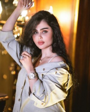 Shimaa Qasim Instagram - هي رقيقة بقوة و هشة بصلابة. 💕💕

📷 @66nnv 

#شيماء_قاسم