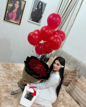 Shimaa Qasim Instagram - ملكي وملاكي ومكملي وكمالي أنت🩶

#شيماء_قاسم