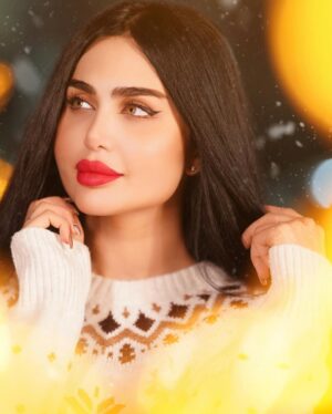 Shimaa Qasim Instagram - ‎‏اللهَّم عامًا تركض فيه الأقدار السعيدة في طريقنا"🦋

كل عام وانتم الخير لكل عام happy new year 🎅🤍
🕊️

تصوير المبدع @sermad.laythphotography 

‎#شيماء_قاسم