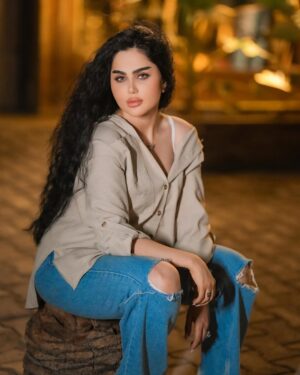 Shimaa Qasim Instagram - هي رقيقة بقوة و هشة بصلابة. 💕💕

📷 @66nnv 

#شيماء_قاسم
