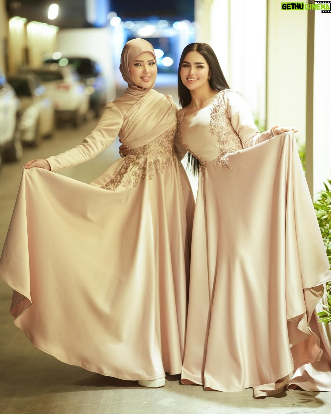 Shimaa Qasim - 290K Likes - شنو رأيكم اليوم بأطلالة زوز ونوشي 🦋💕🦌
.
dress: @sarah_lameer 👗
Make up: @makeup.dania.338 💄
Photo: @66nnv📸