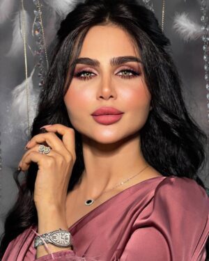 Shimaa Qasim Instagram - نَحنُ نُشبه مَنْ نُحِب🦋🤍 #شيماء_قاسم

makeup by @adham_makups 

Hairstyle by @raadalkalani