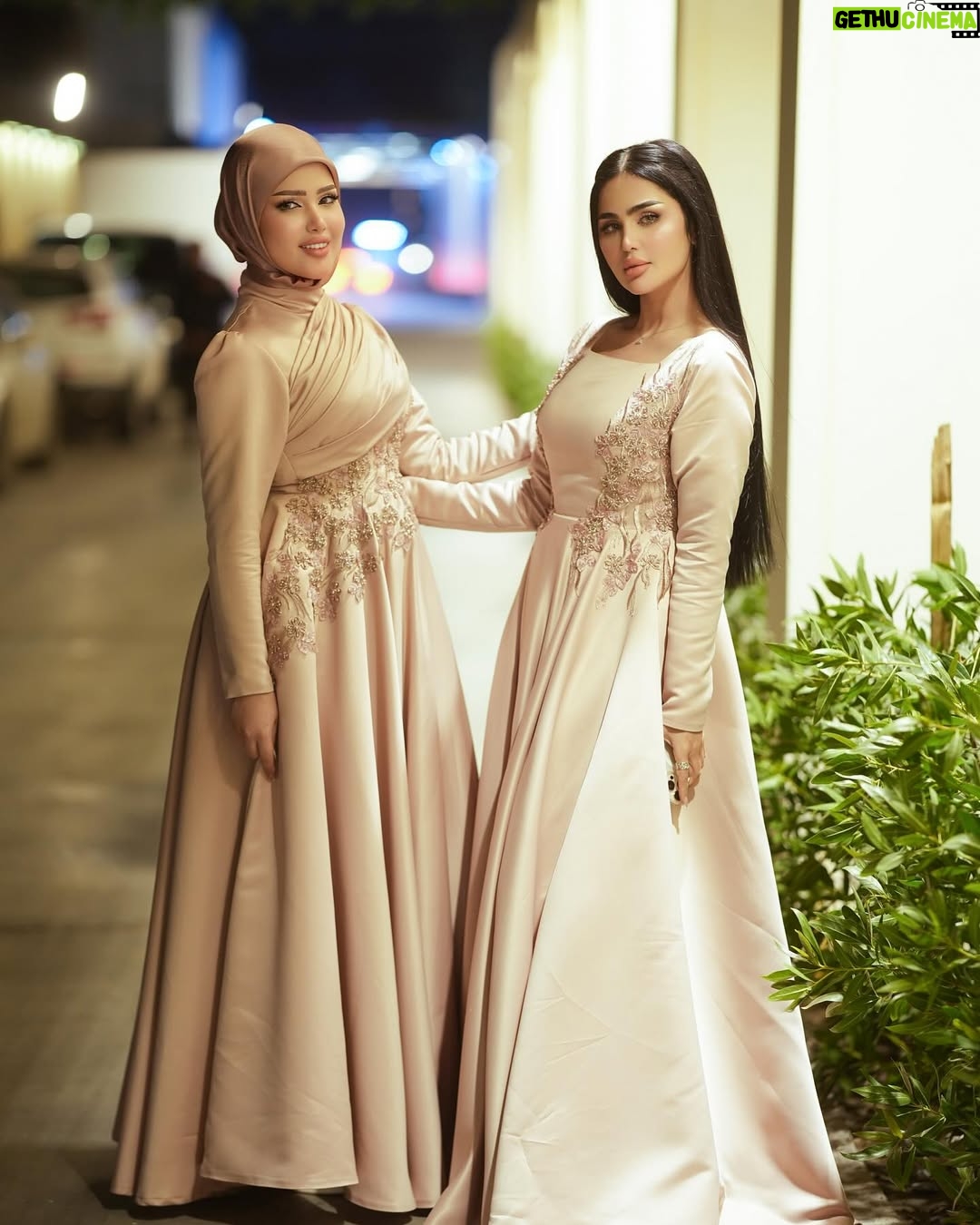 Shimaa Qasim - 290K Likes - شنو رأيكم اليوم بأطلالة زوز ونوشي 🦋💕🦌
.
dress: @sarah_lameer 👗
Make up: @makeup.dania.338 💄
Photo: @66nnv📸