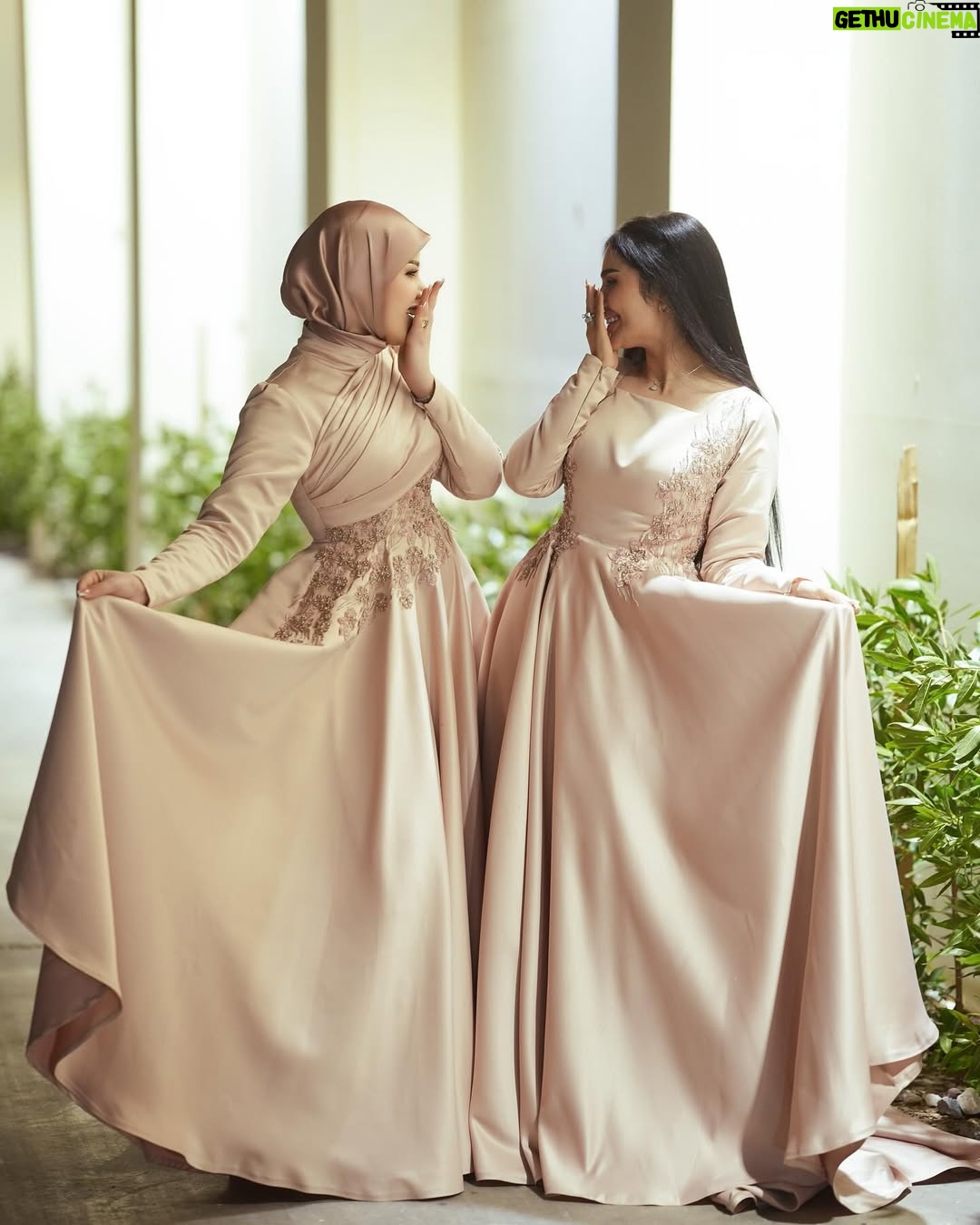 Shimaa Qasim - 290K Likes - شنو رأيكم اليوم بأطلالة زوز ونوشي 🦋💕🦌
.
dress: @sarah_lameer 👗
Make up: @makeup.dania.338 💄
Photo: @66nnv📸