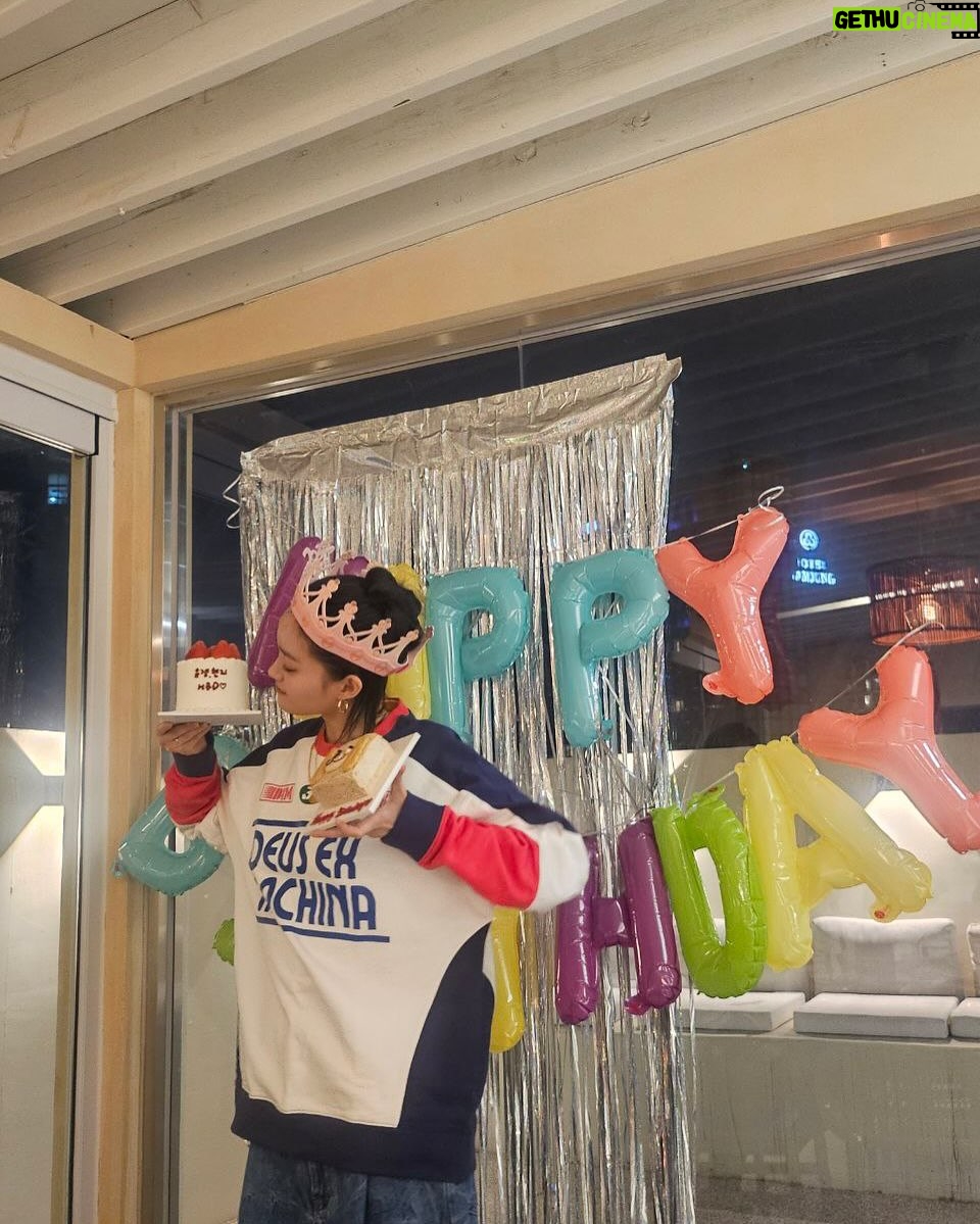 Shin Hyun-ji - 14.2K Likes - Knock knock it’s my birthday ⭐️🍒🐬🐣🍀🌕💌💕오늘 생일인 사람 모두 생일 축하해요🤍