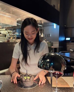 Shin Hyun-ji Instagram - Knock knock it’s my birthday ⭐️🍒🐬🐣🍀🌕💌💕오늘 생일인 사람 모두 생일 축하해요🤍