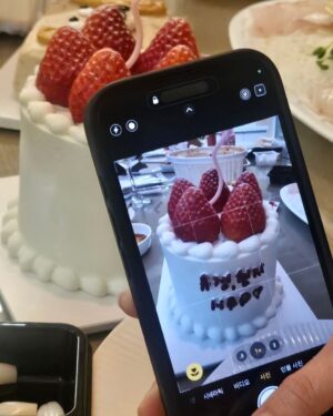 Shin Hyun-ji Instagram - Knock knock it’s my birthday ⭐️🍒🐬🐣🍀🌕💌💕오늘 생일인 사람 모두 생일 축하해요🤍