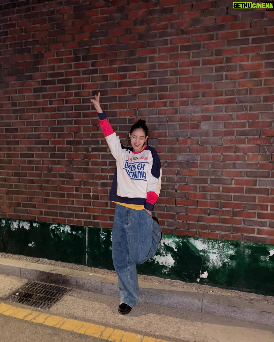 Shin Hyun-ji - 14.2K Likes - Knock knock it’s my birthday ⭐️🍒🐬🐣🍀🌕💌💕오늘 생일인 사람 모두 생일 축하해요🤍
