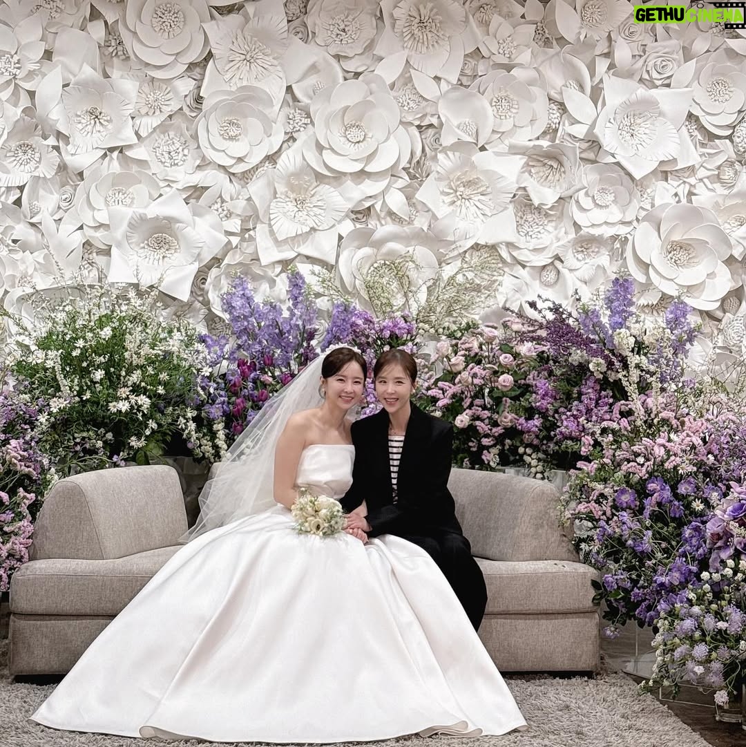 Shin Ji - 10K Likes - 우리 가은이 현호 결혼 축하해~👰🏻🤵🏻
너무너무 멋지고 예쁜 신랑, 신부였어!!!💖
(피드가 말썽이라 다시 올림)